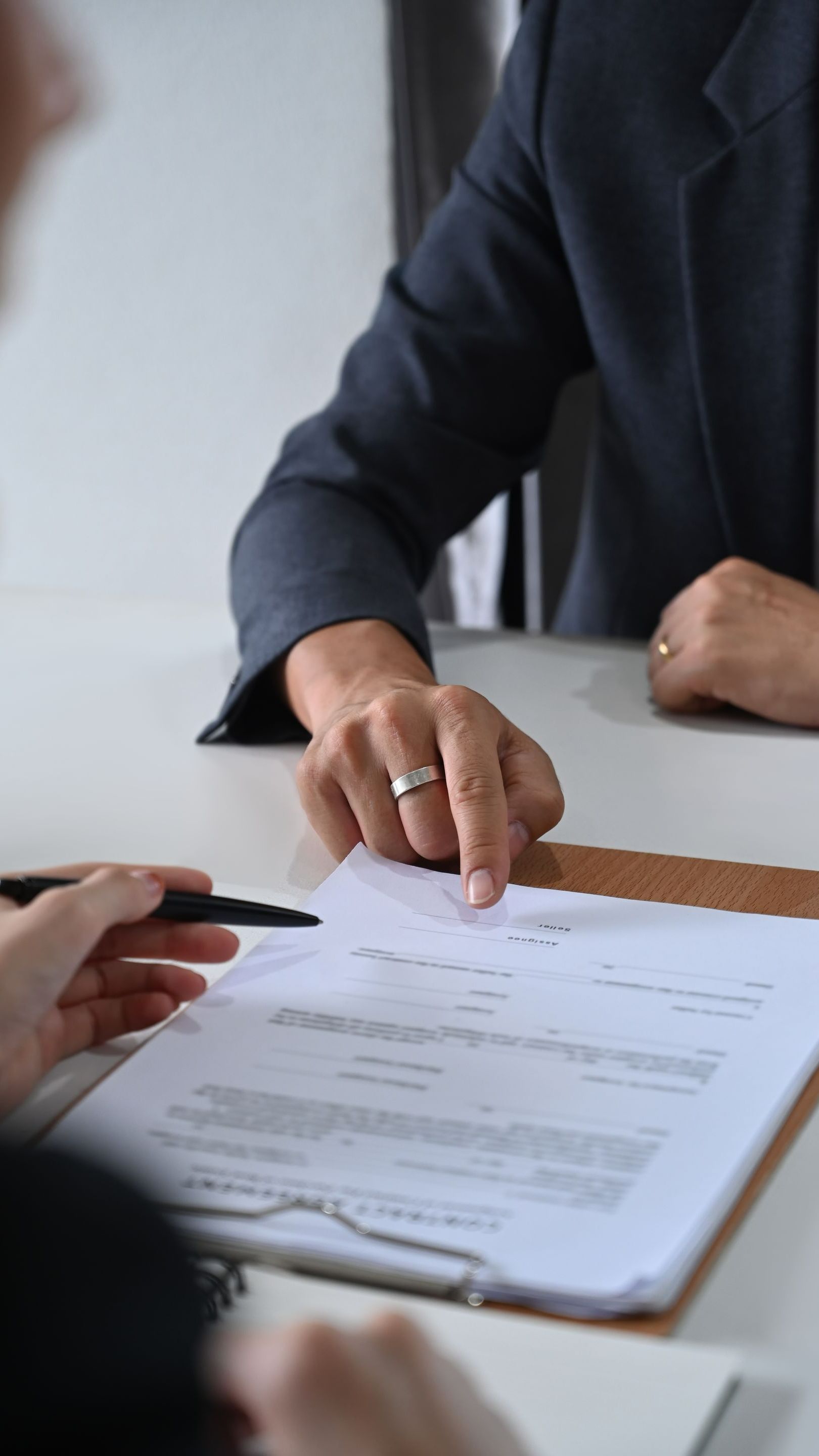 Femme expliquant les clauses d'un contrat
