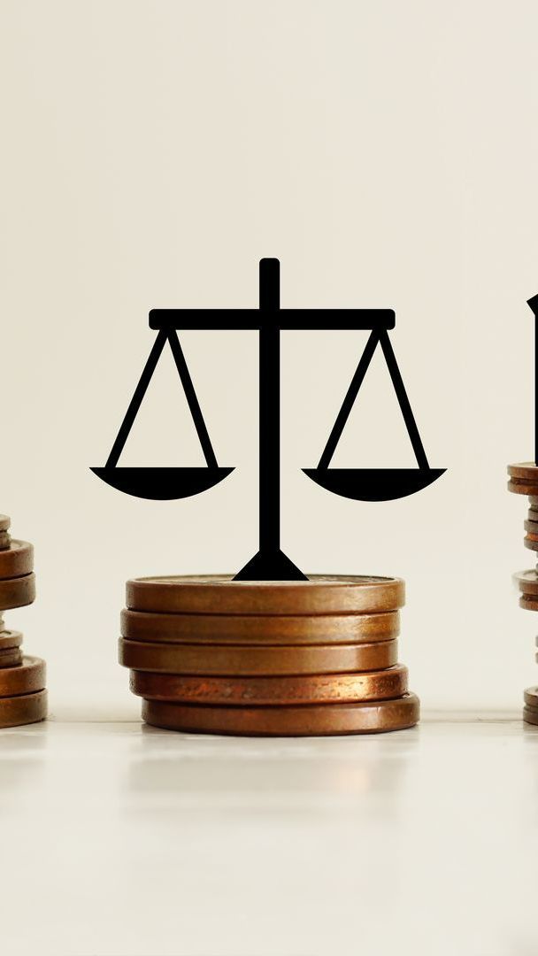 Pièces de monnaie et balance de la justice