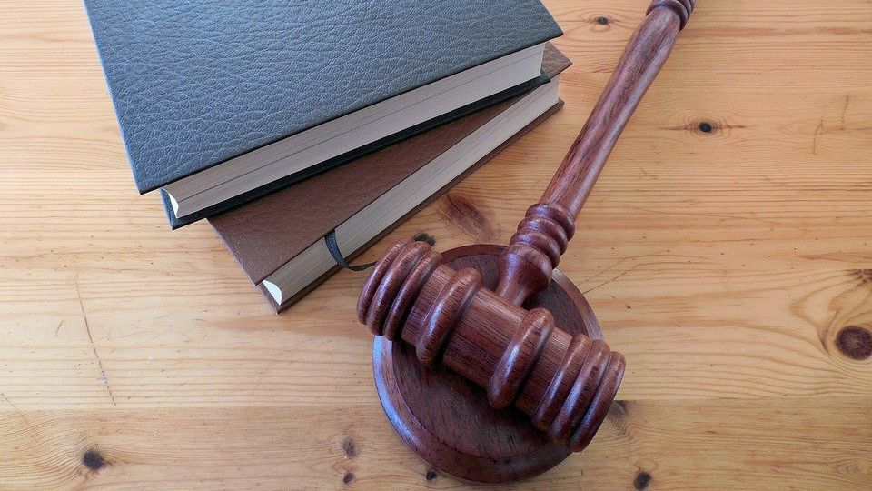 Maillet et livres de droit