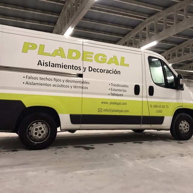 Furgoneta PLADEGAL blanca con detalles en verde lima, estacionada en el interior. El texto incluye información de la empresa, número de teléfono y sitio web.