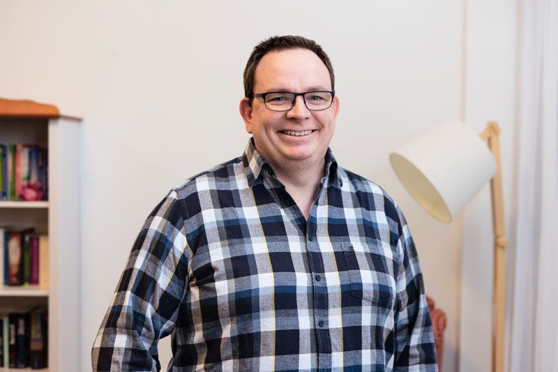 Eine graue Silhouette einer Person mit weißem Kopf und Oberkörper.