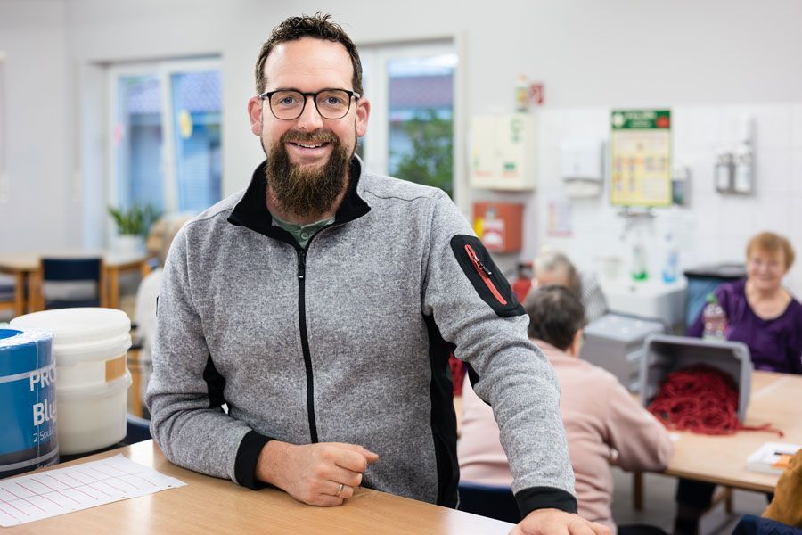 Graue Silhouette einer Person, die einen Platzhalter für ein Profilbild darstellt.