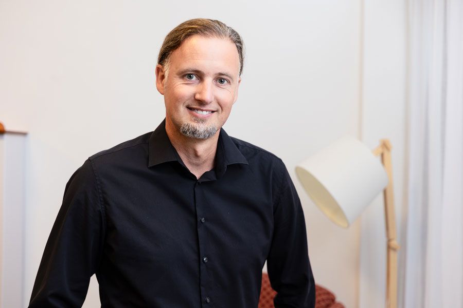 Eine graue Silhouette einer Person mit weißem Kopf und Oberkörper.