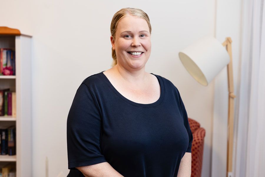 Graue Silhouette einer Person, die einen Platzhalter für ein Profilbild darstellt.