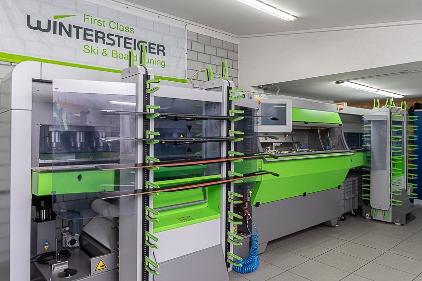 Mehrere Ski im Schnee