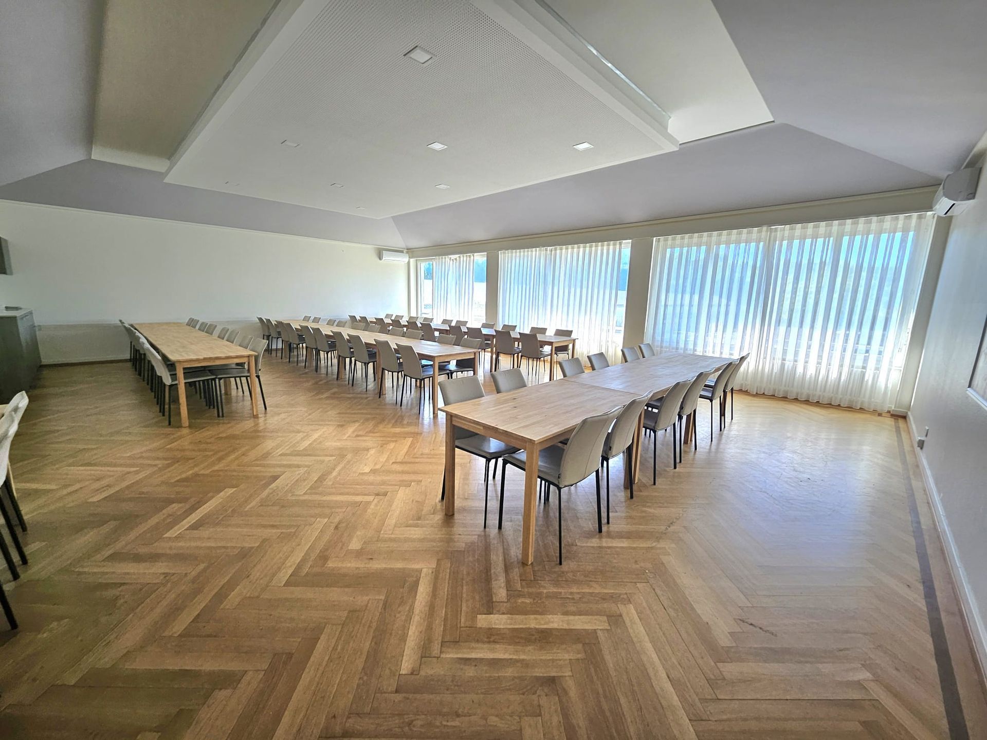 Grande salle de séminaire spatieuse et lumineuse