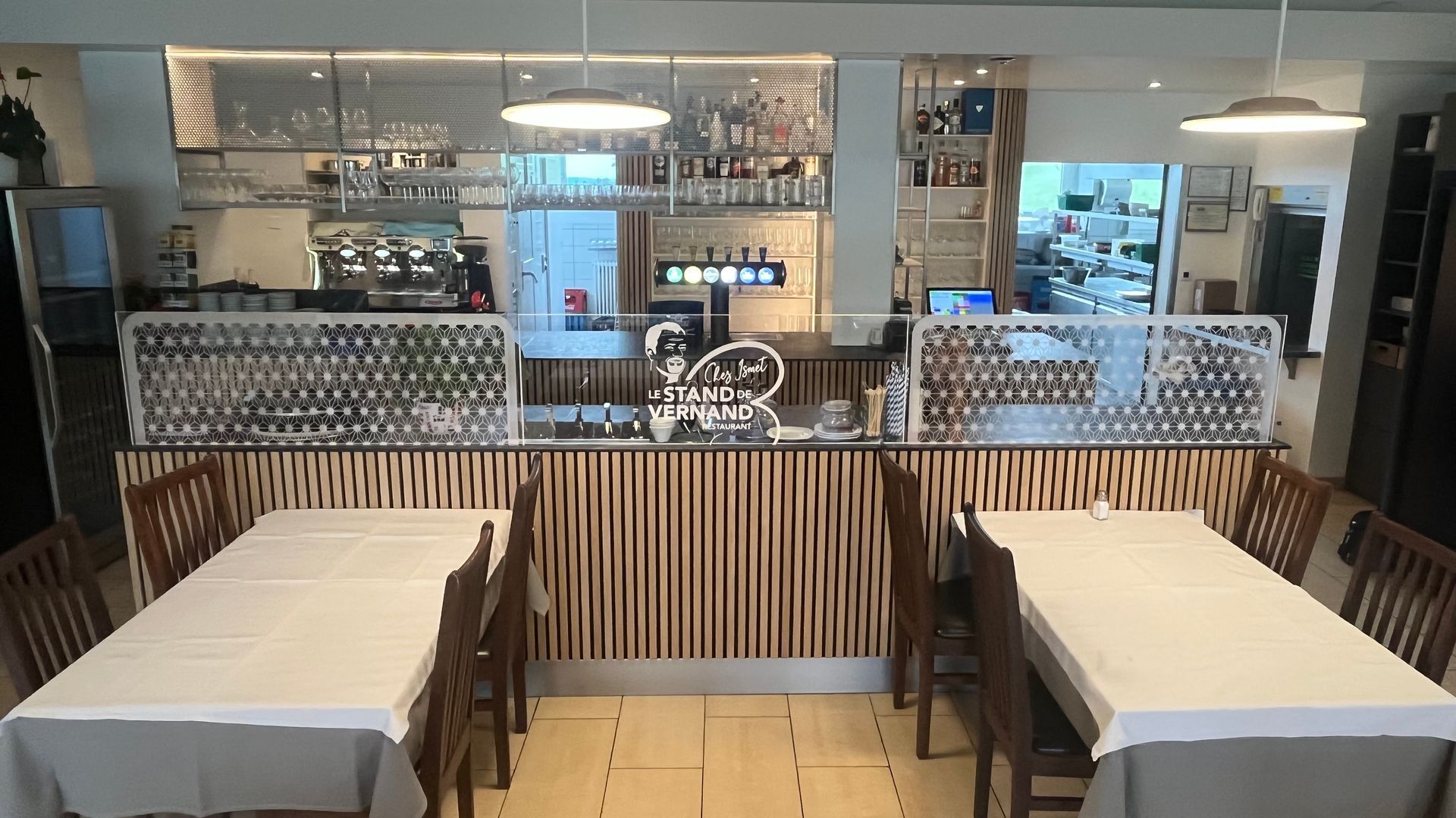 Un restaurant avec des tables, des chaises et un comptoir