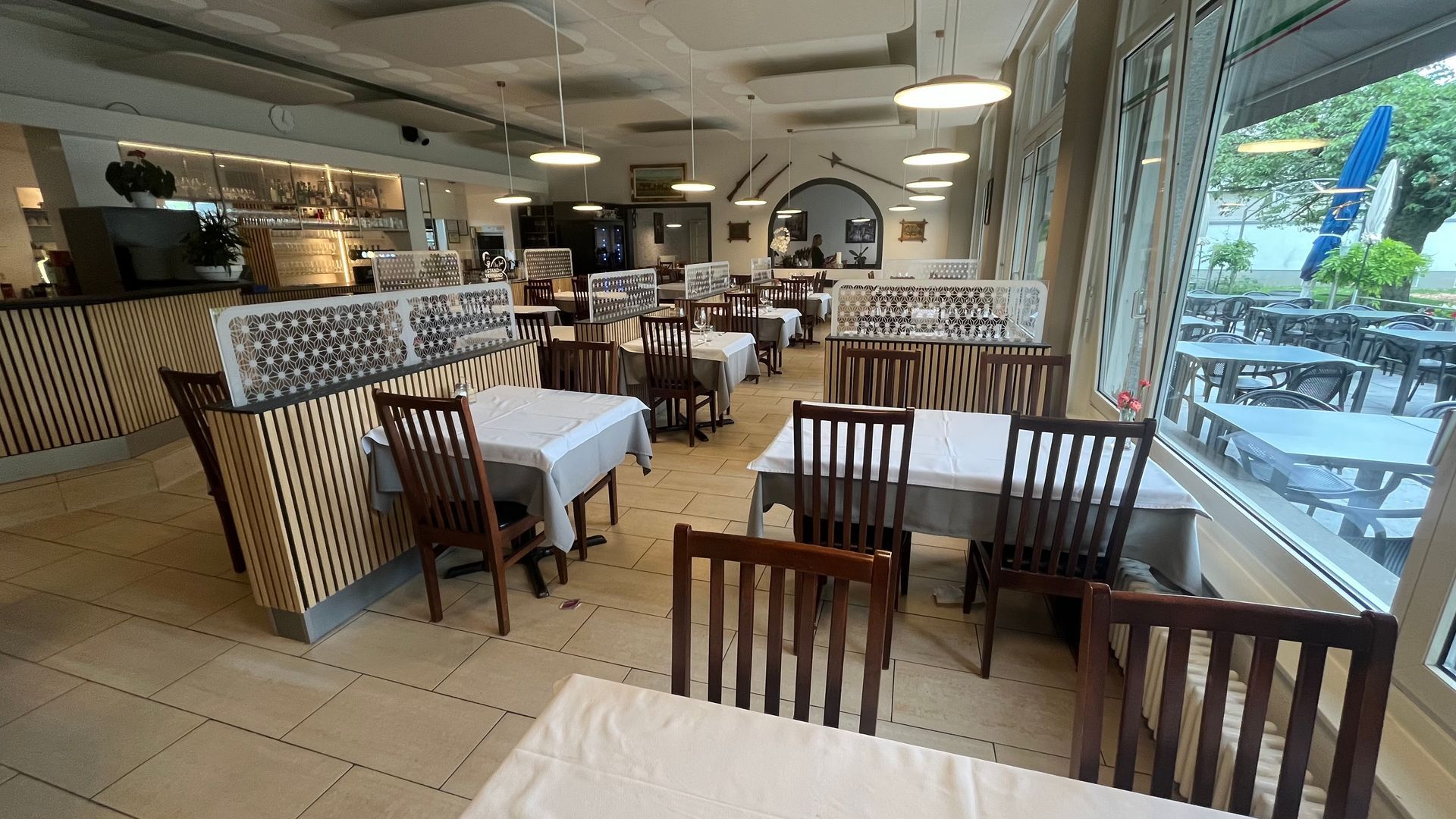 Un restaurant avec des tables et des chaises et une grande fenêtre.