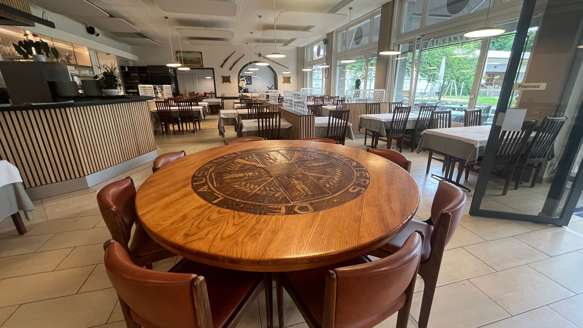 Un restaurant avec des tables et des chaises et une table ronde au milieu de la pièce.