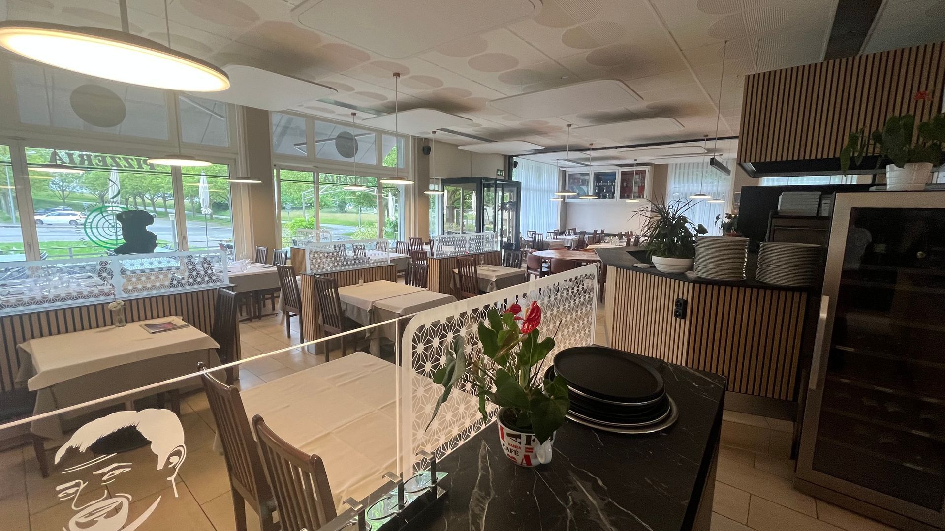 Un restaurant avec des tables et des chaises et un plateau sur la table.