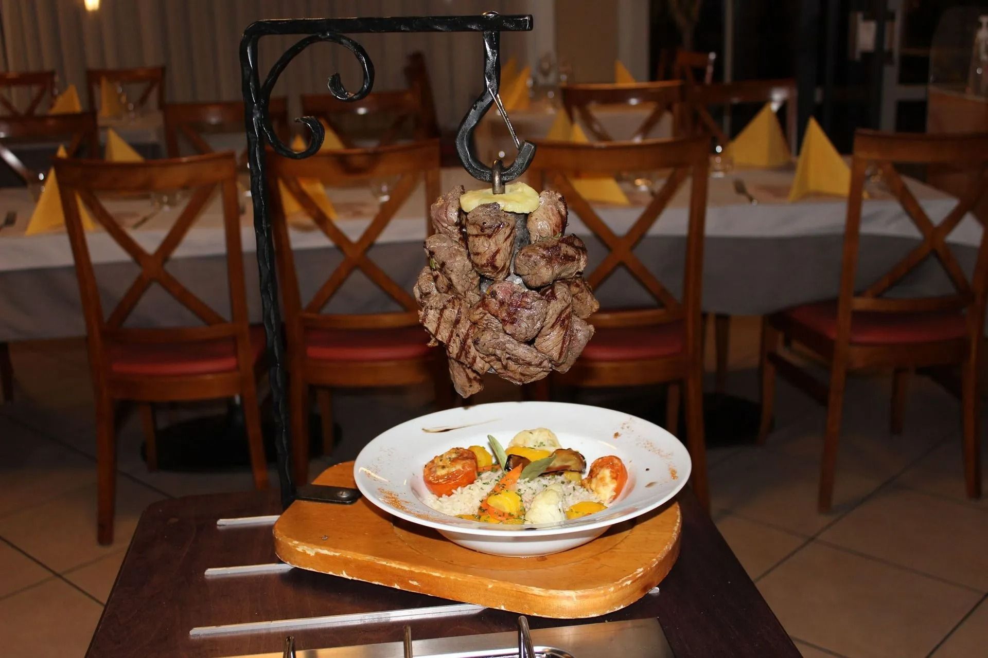 Une assiette de nourriture avec de la viande et des légumes sur une planche à découper en bois