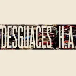 La palabra desguaces está sobre un fondo blanco.