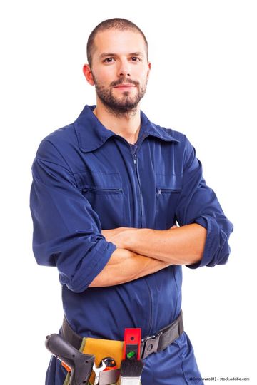 Mitarbeiter in blauem Arbeitsanzug, PS Prasuhn GmbH Öko-Haus-Versorgung