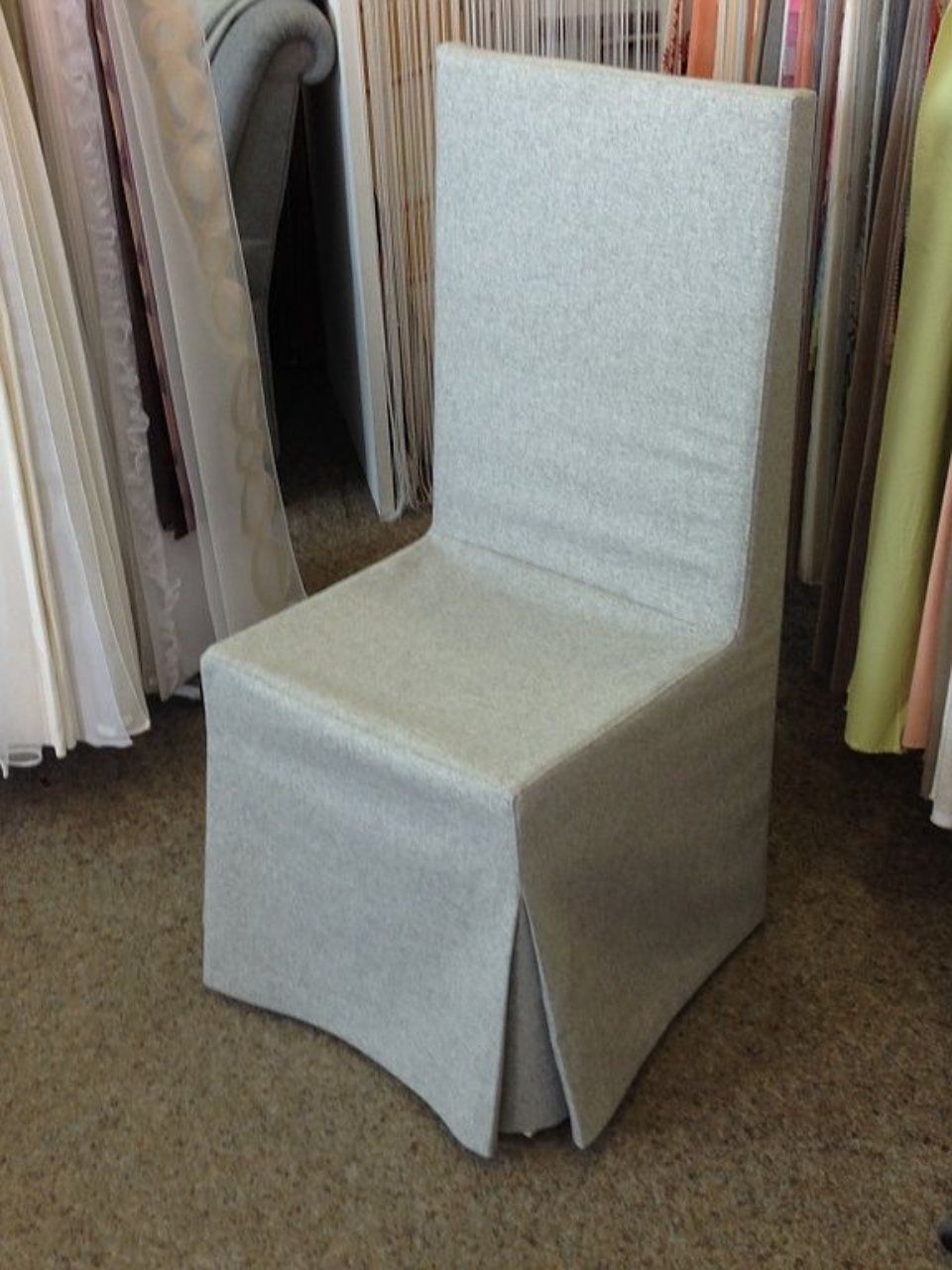 weisser Stuhl mit Stoff von Rolf Camichel