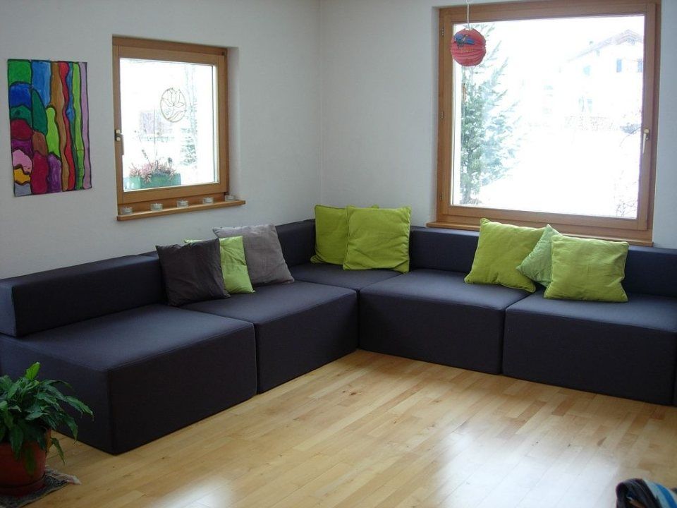 langes, blaues Sofa