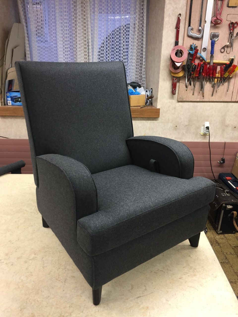 neu bezogener Sessel von Rolf Camichel