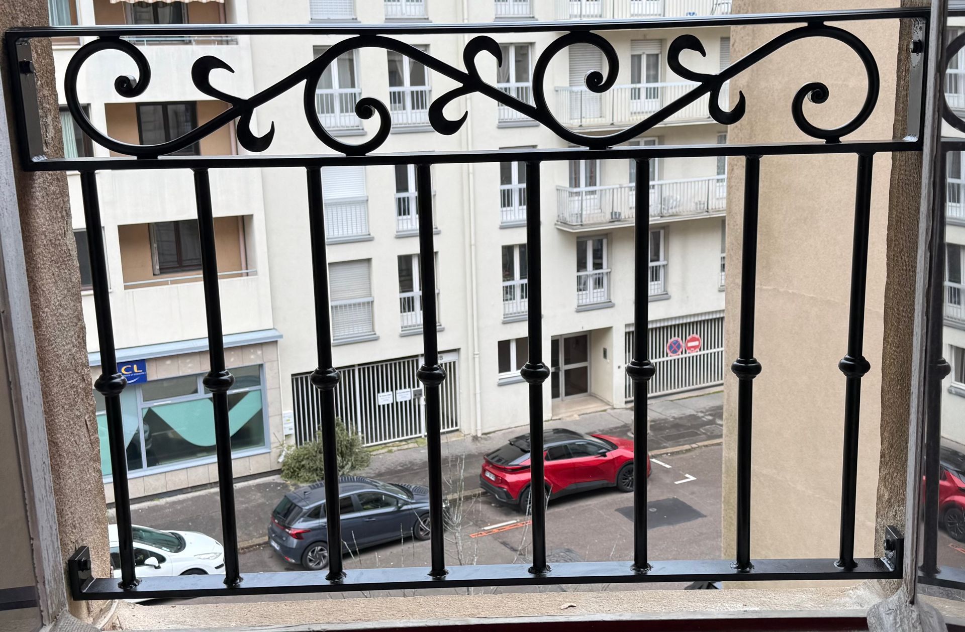 Un soudeur portant un masque de protection crée une pluie d'étincelles en assemblant des pièces métalliques dans un atelier sombre.