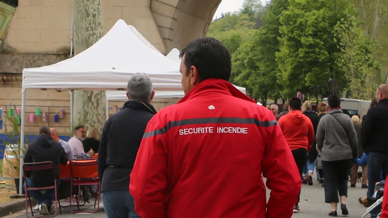 Agent de sécurité incendie de dos