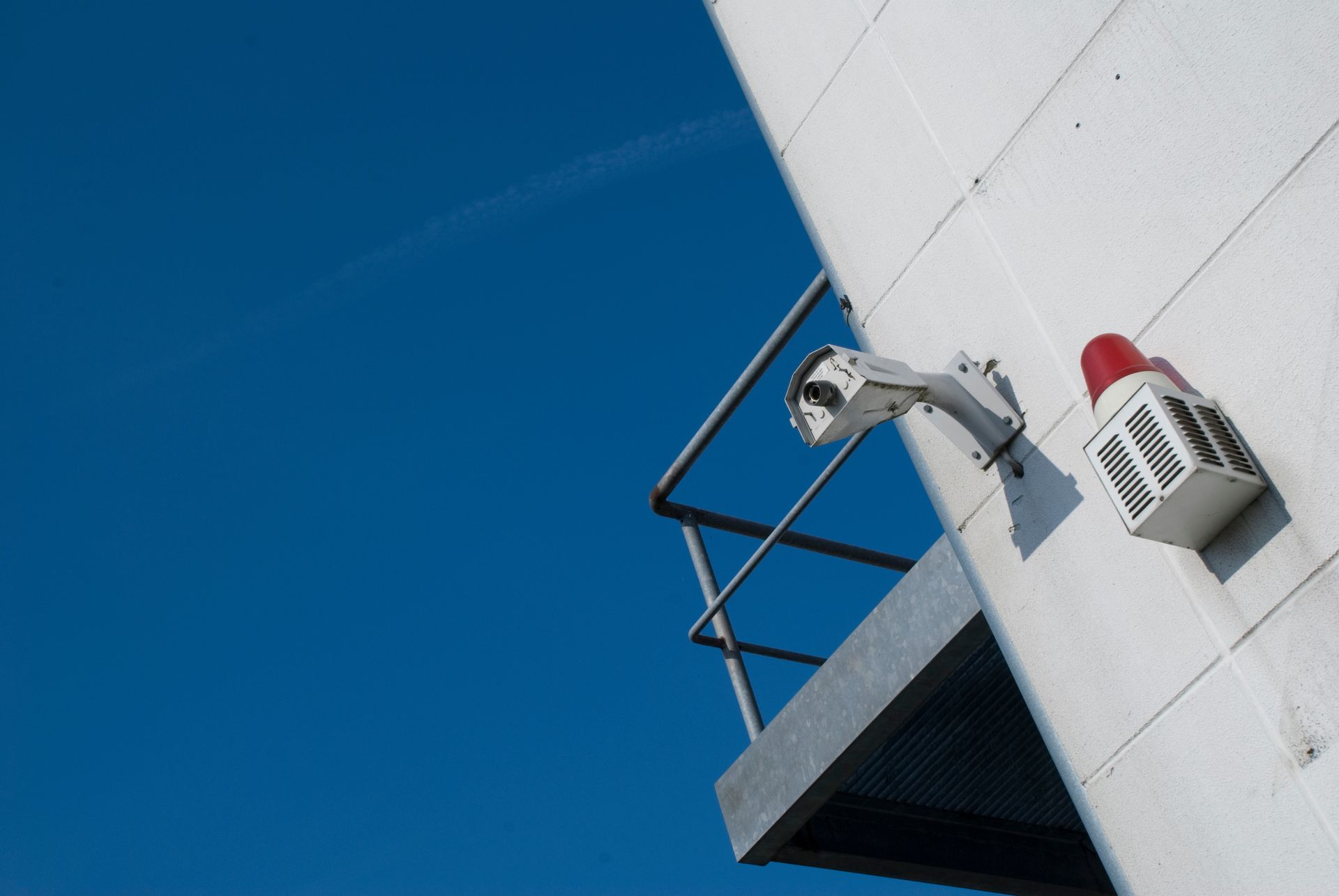 Sirène d'alarme sur un site industriel