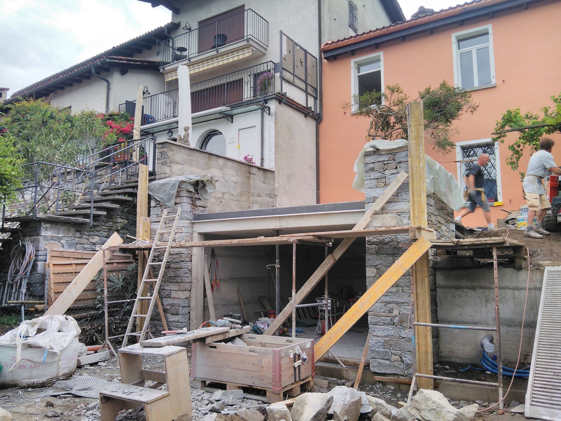 casa con elementi in pietra