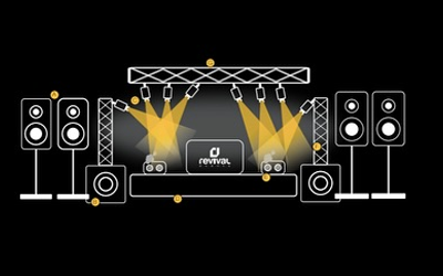 Escenario de concierto con altavoces y focos amarillos sobre un fondo negro