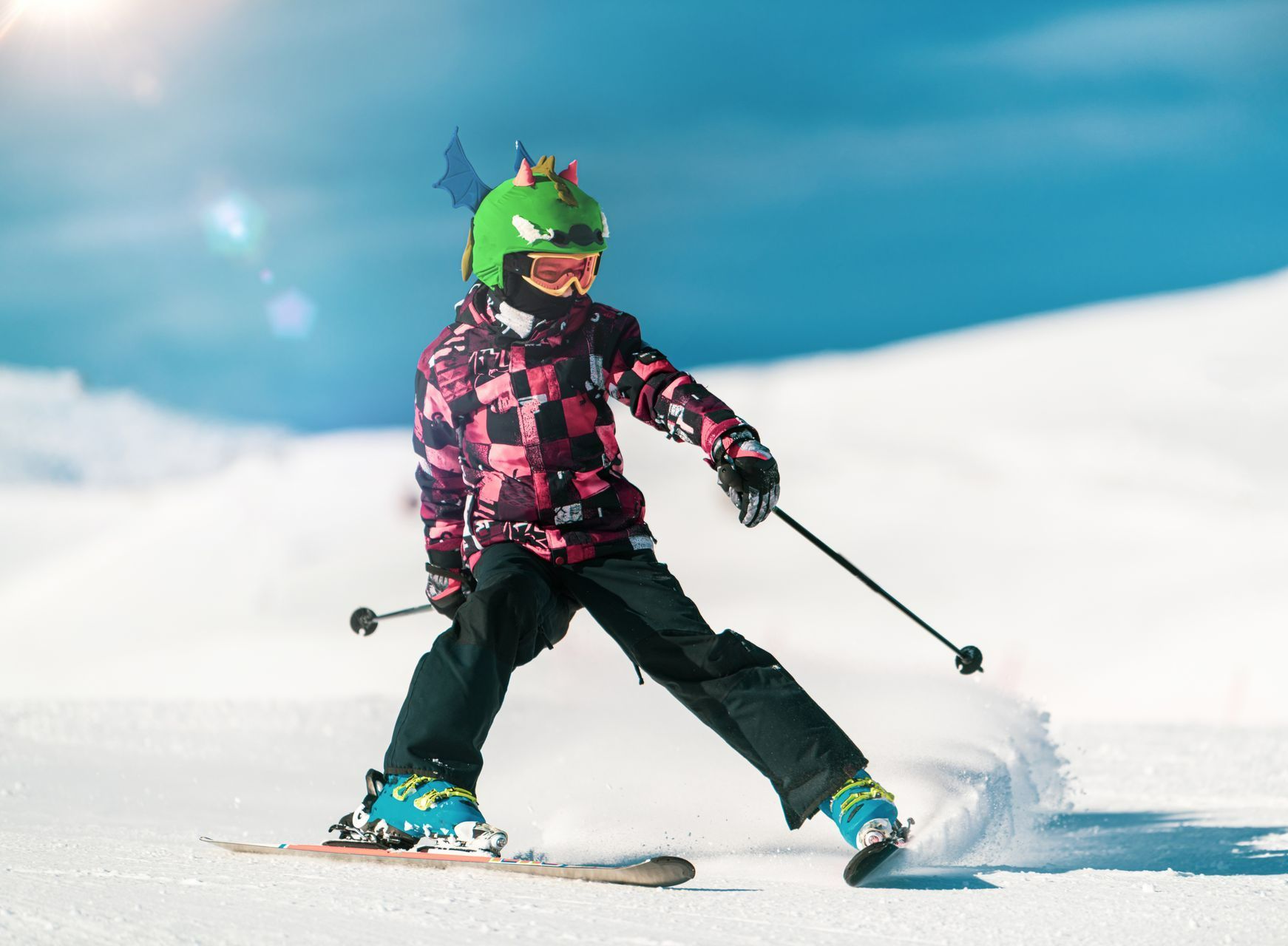 Enfant avec un casque dragon