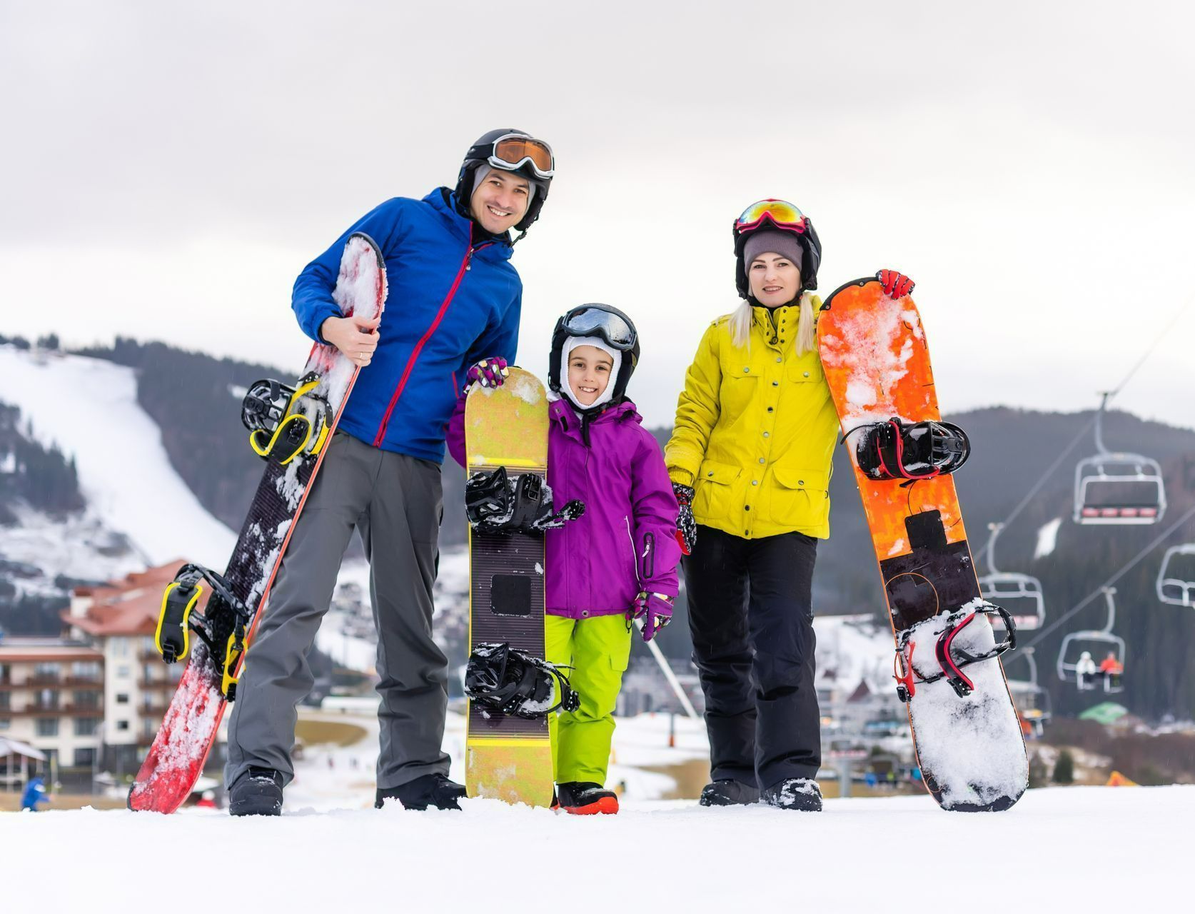 Famille avec des snowboards