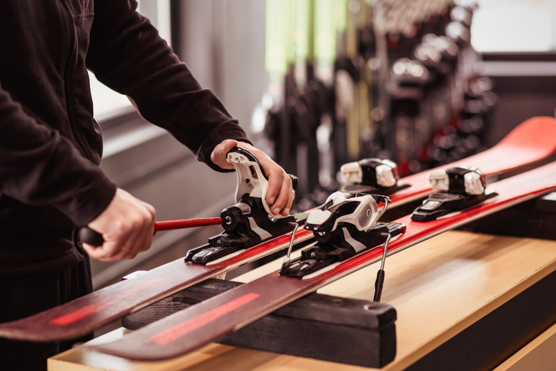 Personne en train de régler des skis
