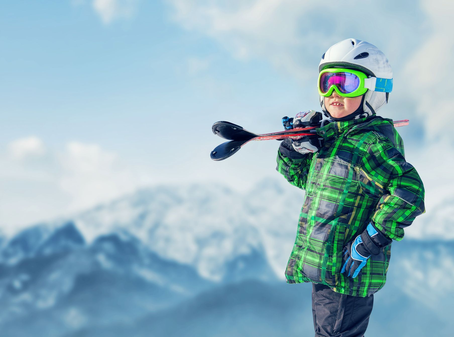 Enfant portant des skis