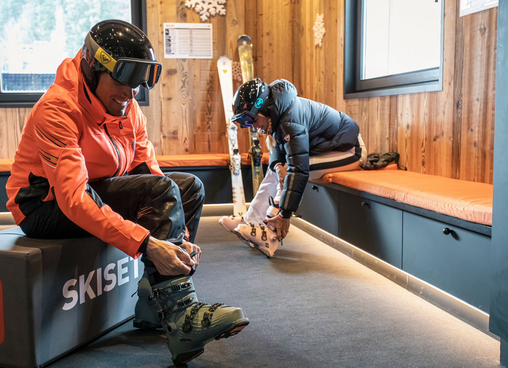Personnes en train d'essayer des chaussures de ski