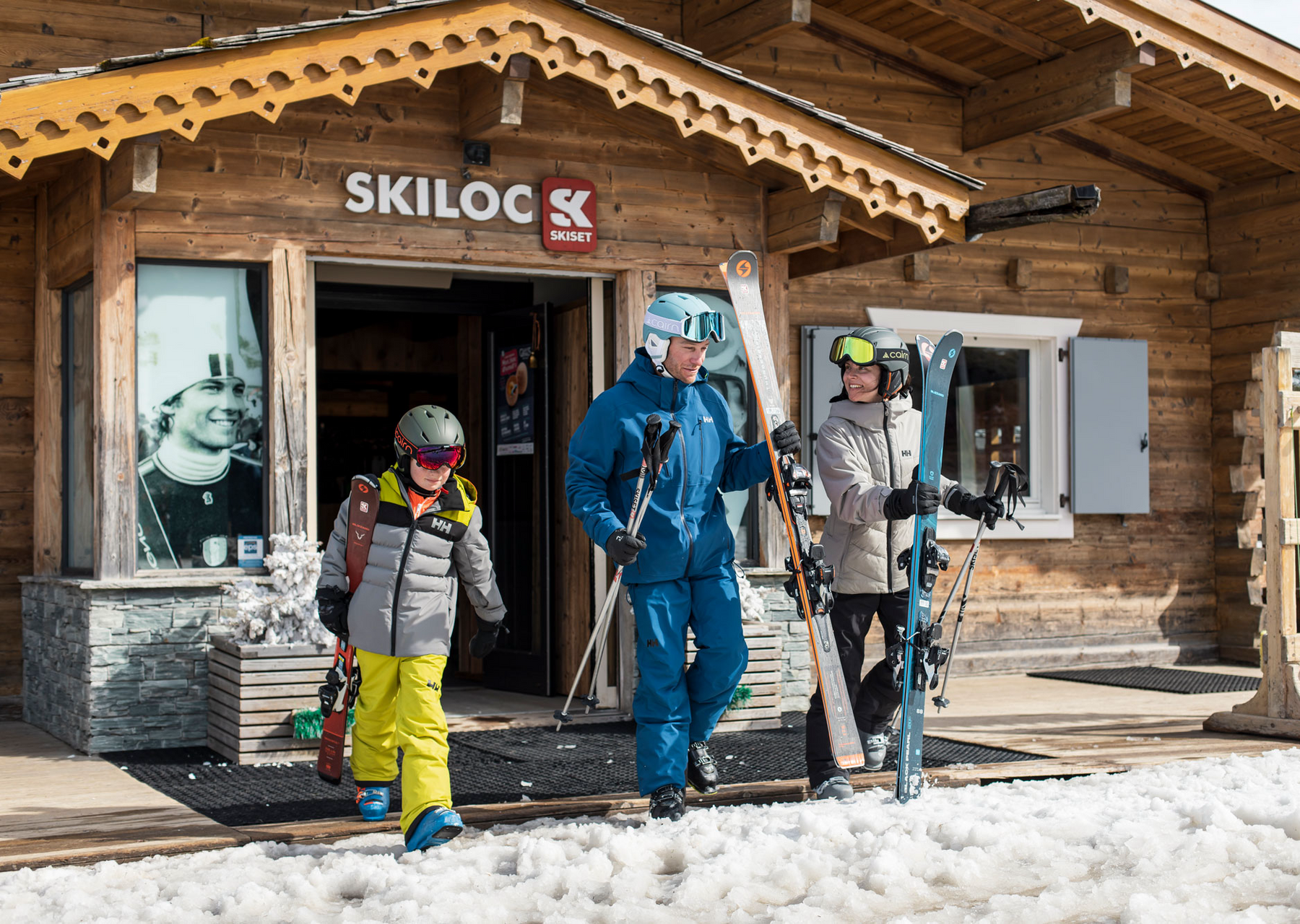 Famille équipée pour le ski