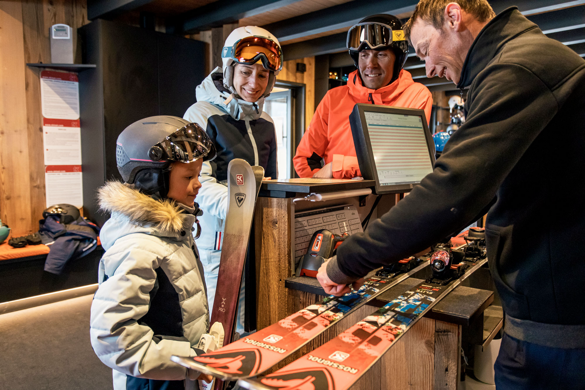 Homme en train de régler des skis sur un comptoir