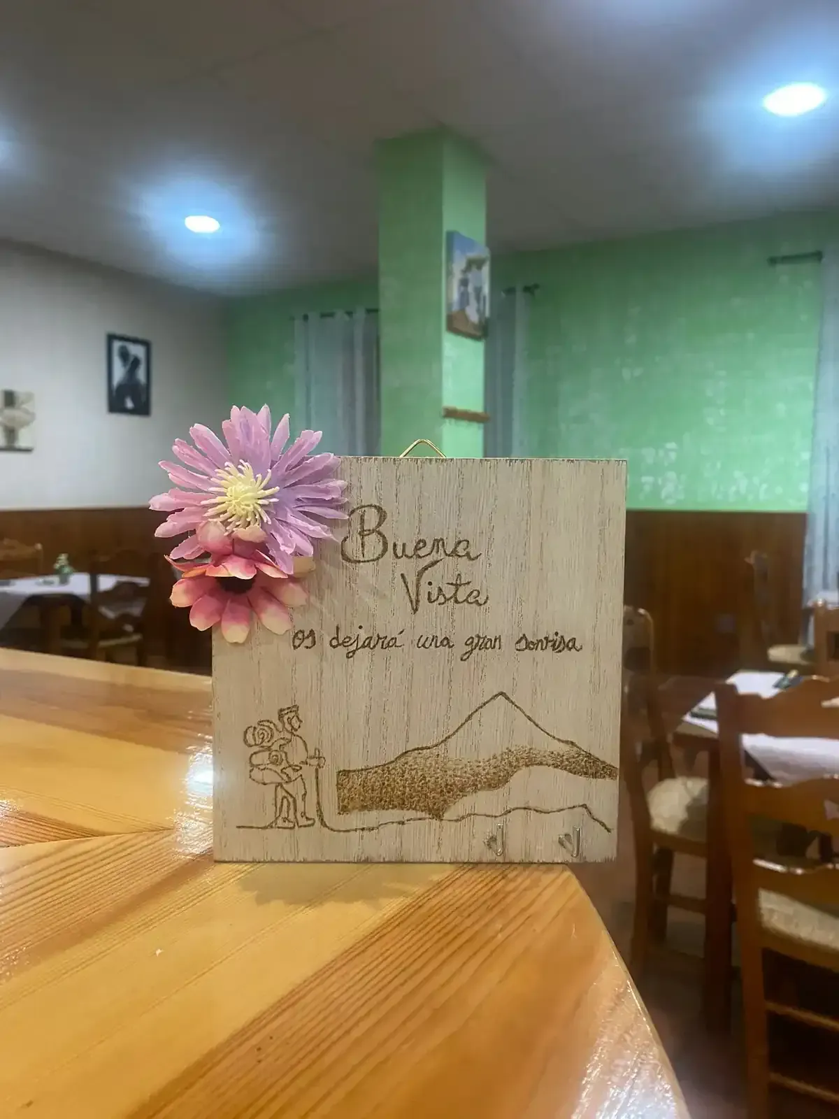 Letrero de madera con inscripción 