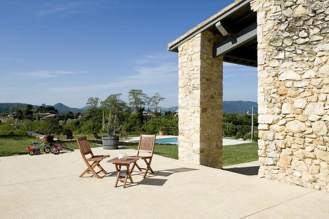 Une terrasse et une piscine