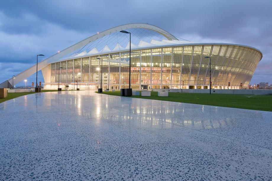 Béton poli sur une promenade menant à un stade