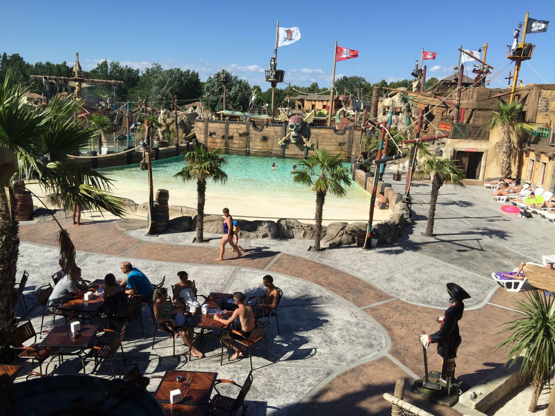 Un parc aquatique avec piscine et décoration dans un thème de pirates