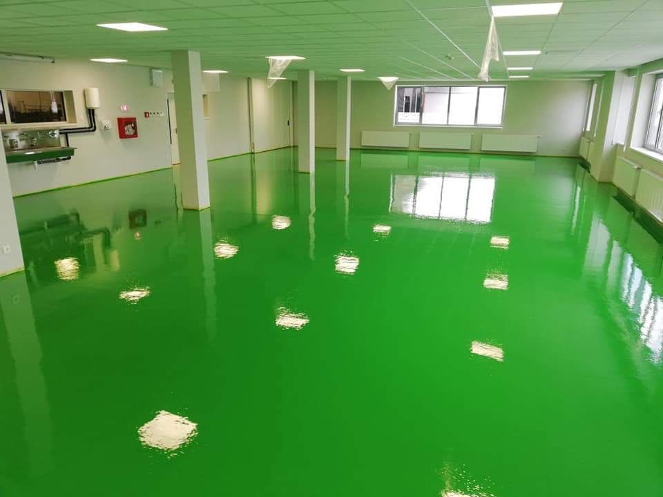 Pièce vide avec un sol en résine polyuréthane vert
