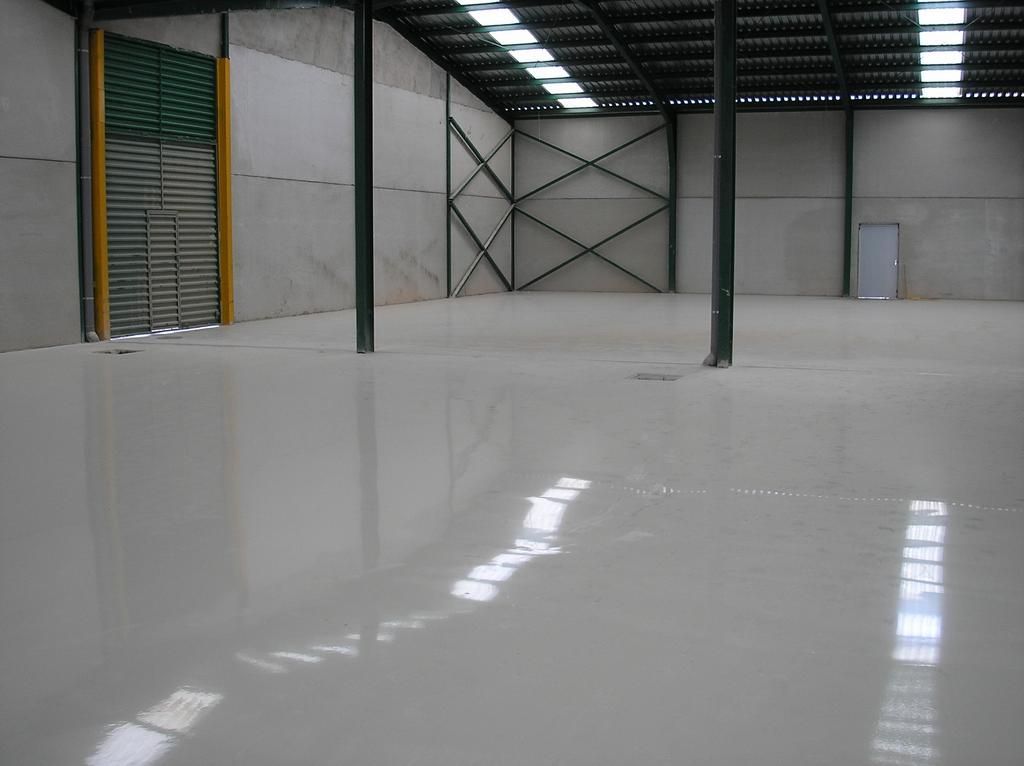 Une cuisine avec un sol rouge