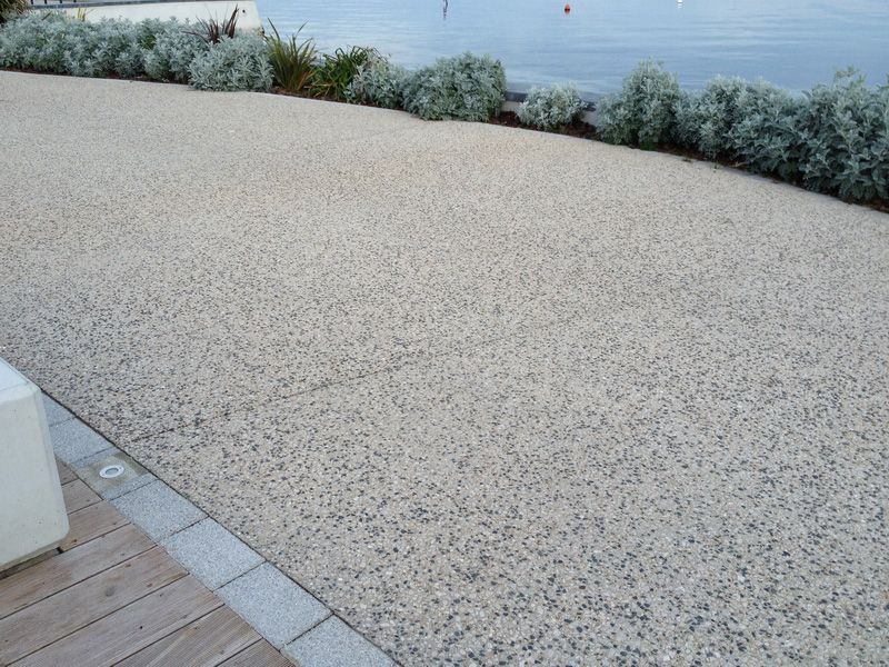 Un espace extérieur aménagé avec du béton désactivé