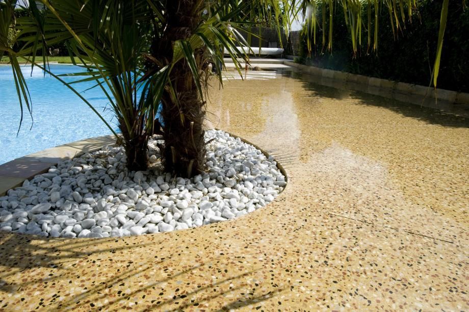 Bord de piscine en béton poli jaune
