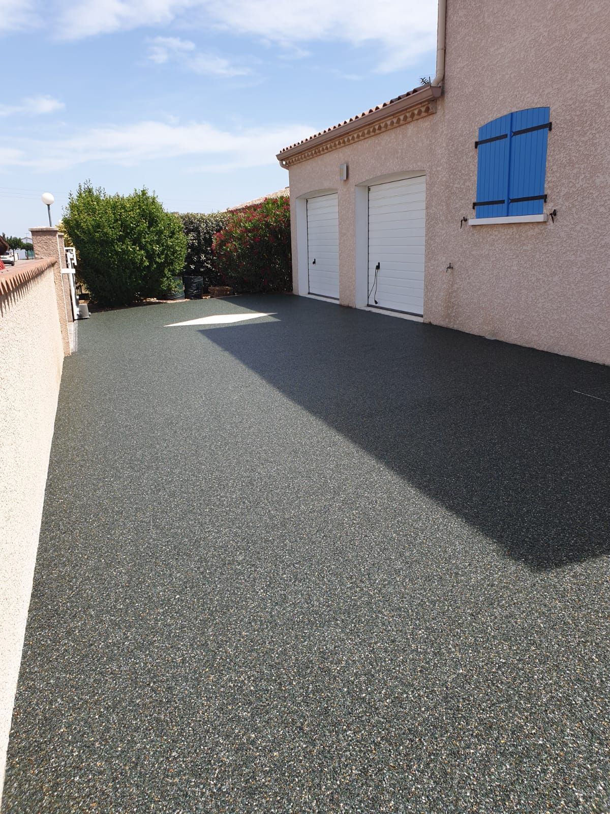 Un escalier devant une maison en moquette de granulats de marbre