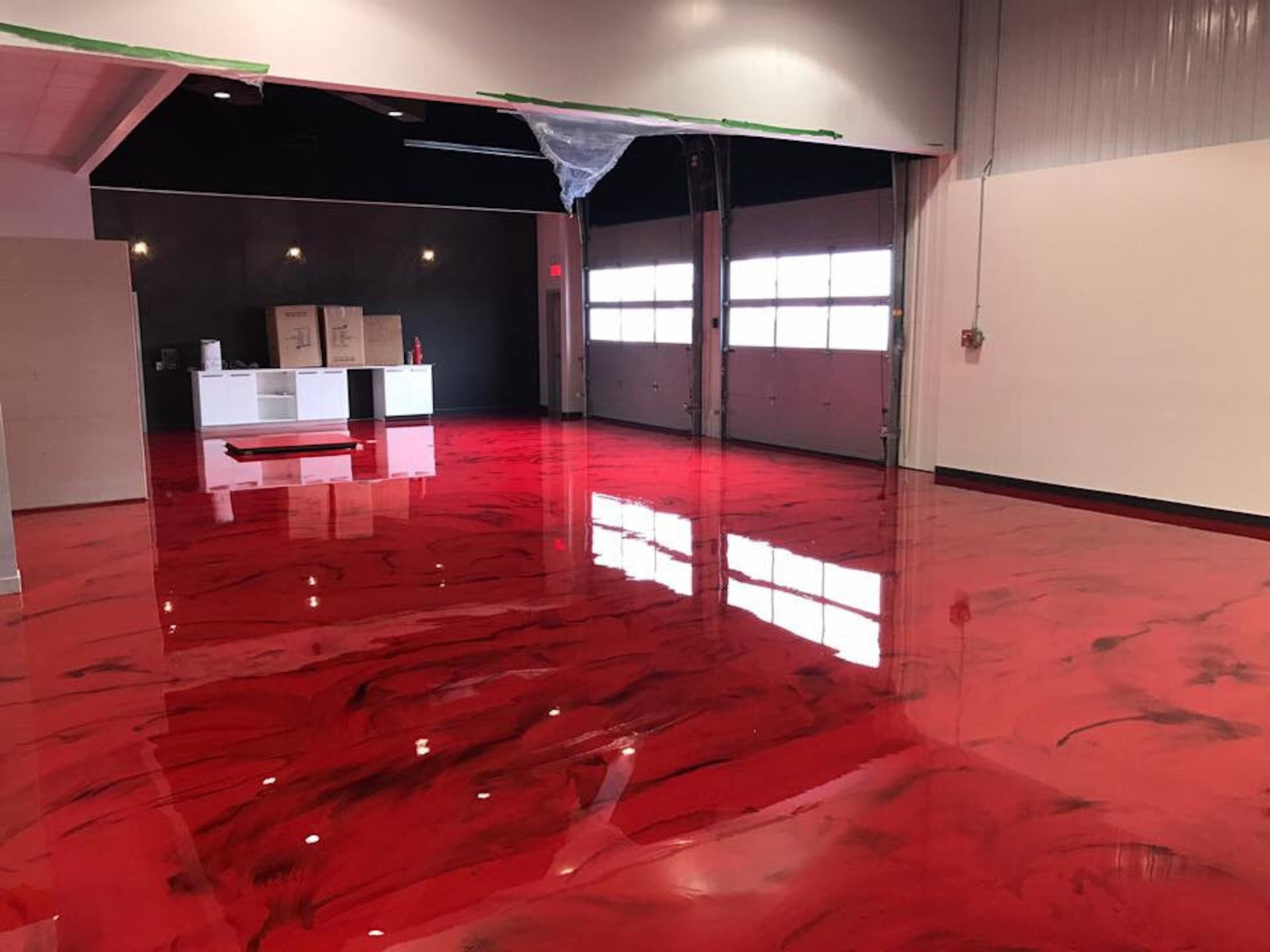 Résine colorée rouge dans une grande pièce