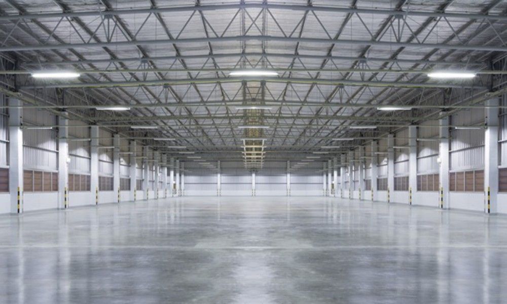 Sol en béton taloché dans un entrepôt