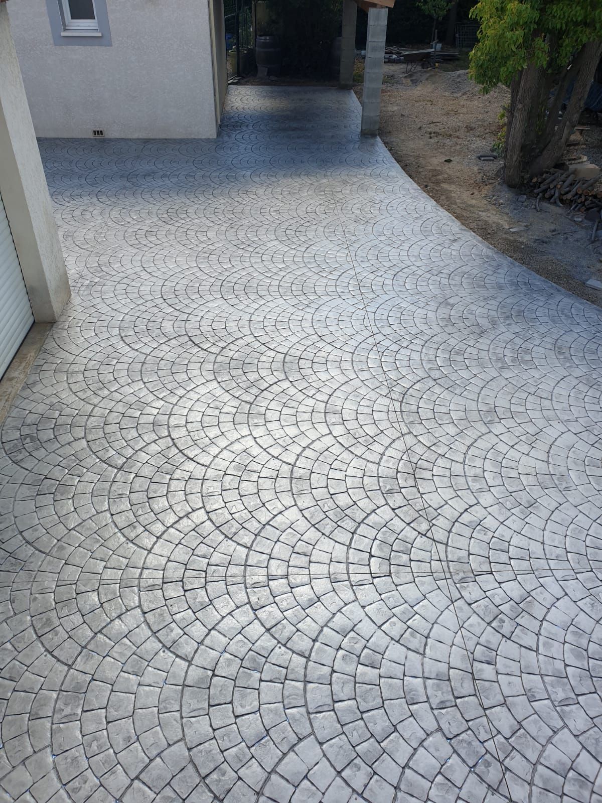 Une allée avec pavage