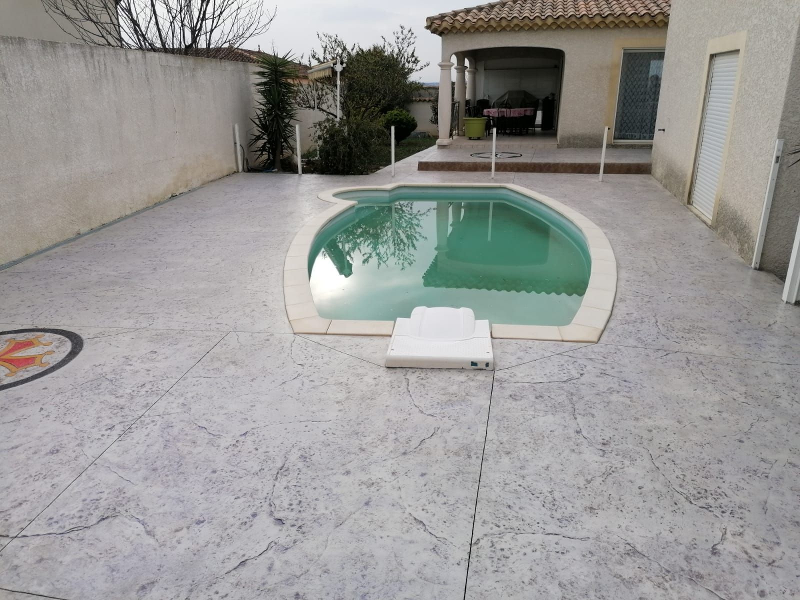 Béton imprimé contournant une piscine