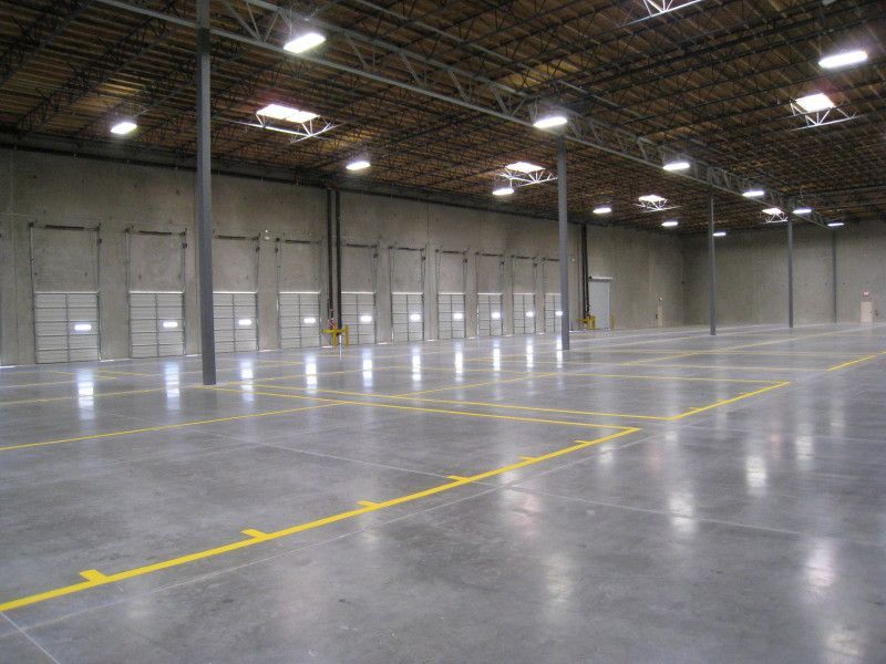 Un entrepôt avec du béton taloché