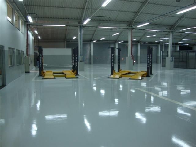 Entrepôt vide avec sol en résine