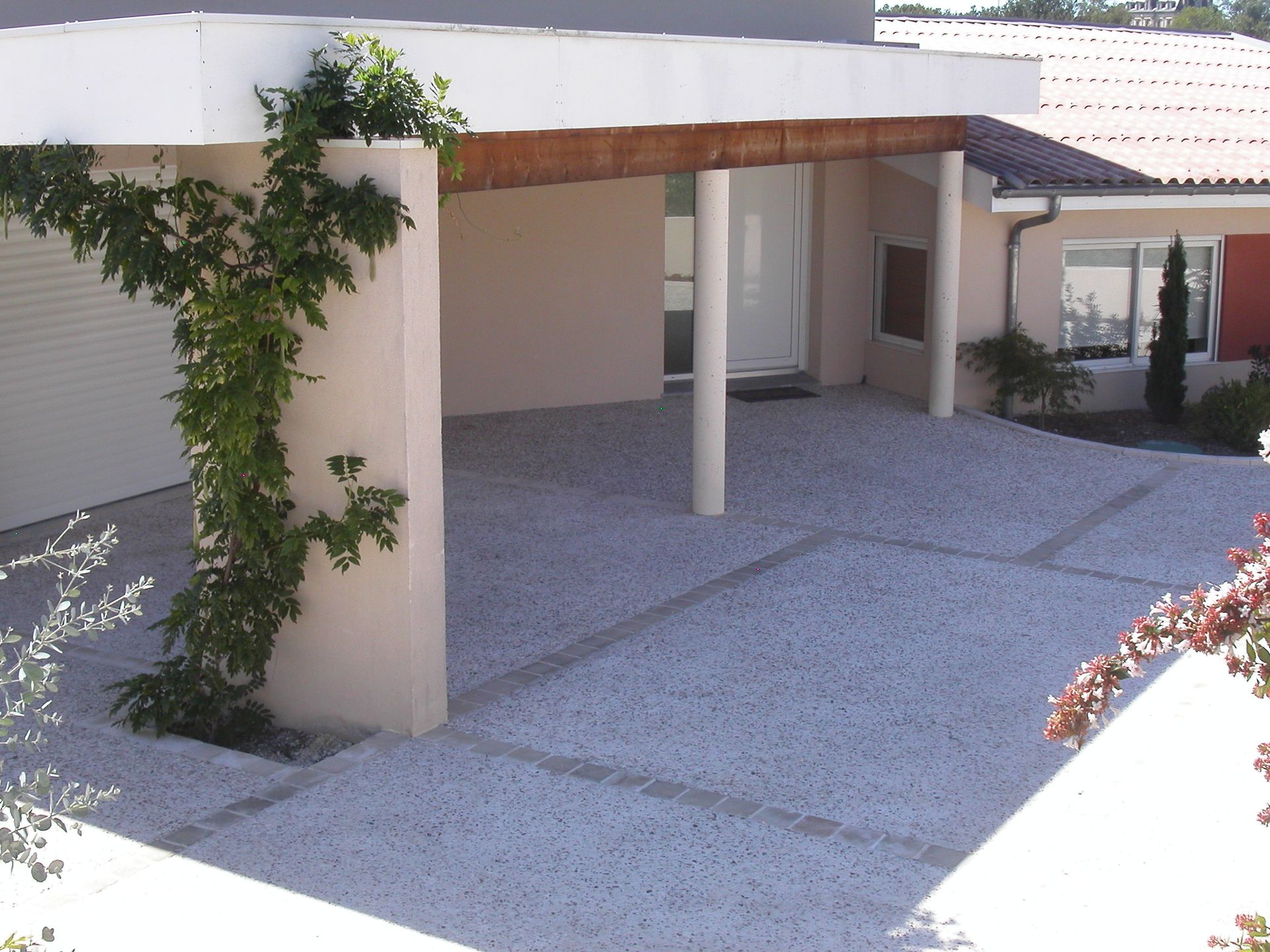 Texture de béton bouchardé foncé avec éclats jaunes