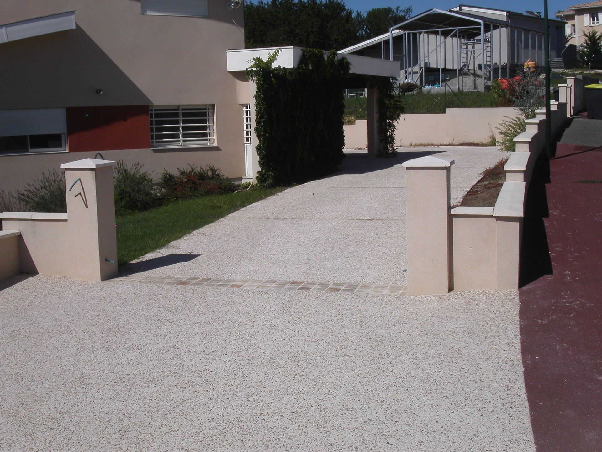 Piscine et terrasse en béton bouchardé