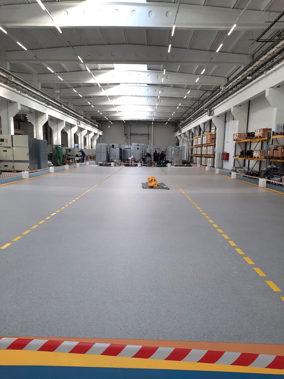 Un sol de résine en quartz coloré